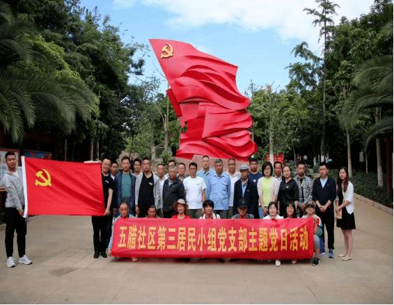 女子把车停路中间致堵塞被怼，民警调解无果其直接摆烂：我女司机打我喽